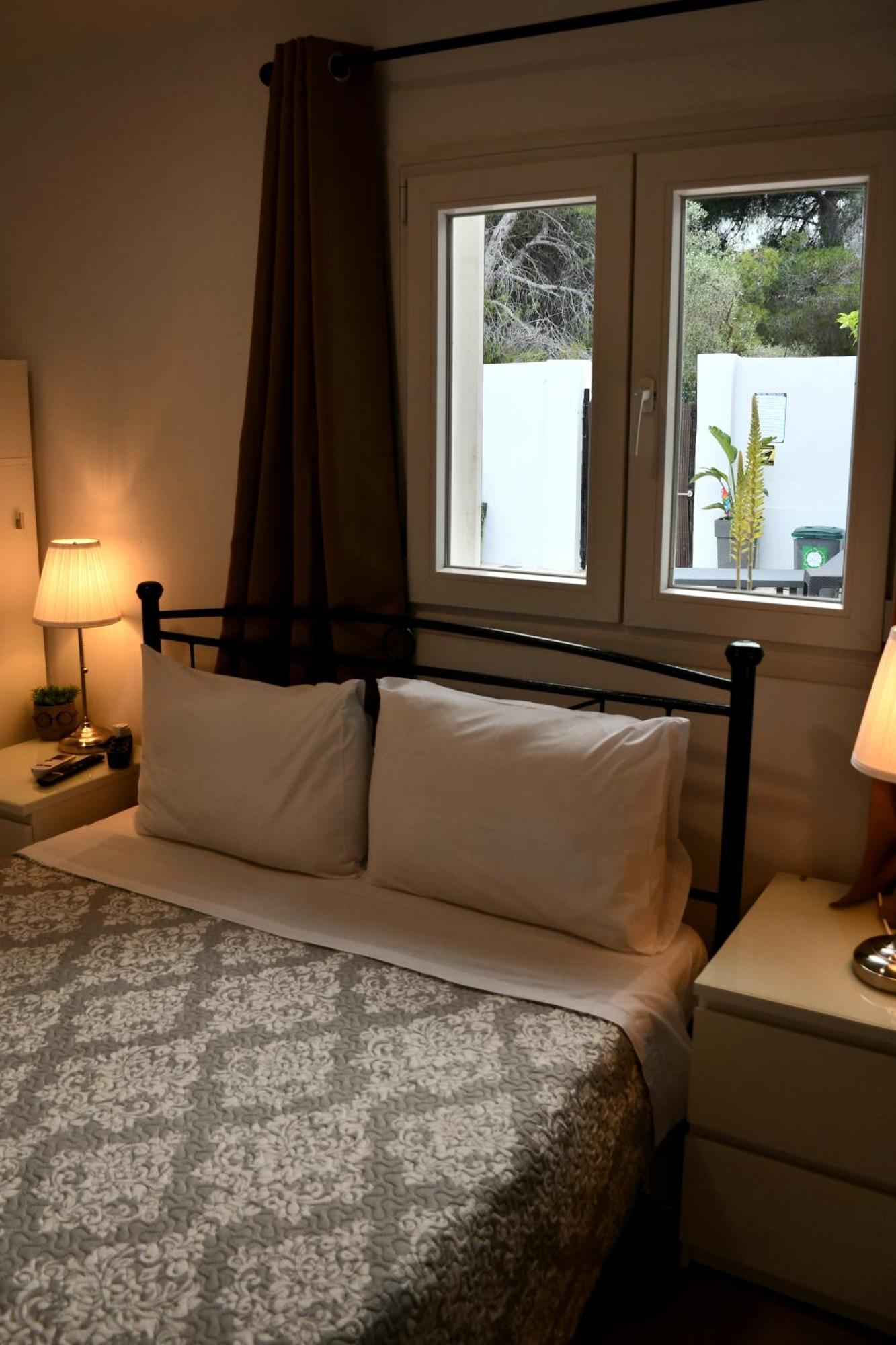 Johnson House Apartment Rafina  Bagian luar foto