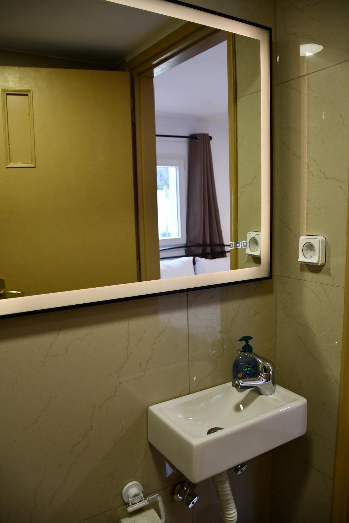 Johnson House Apartment Rafina  Bagian luar foto